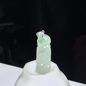 18K糯冰种飘翠翡翠如意吊坠