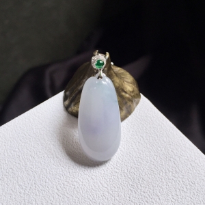 18K糯冰种浅紫翡翠福瓜吊坠