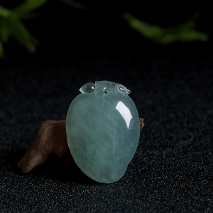 糯冰种浅绿翡翠寿桃吊坠