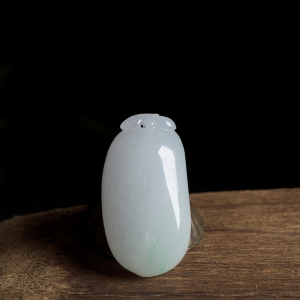 糯冰种飘翠翡翠福瓜吊坠