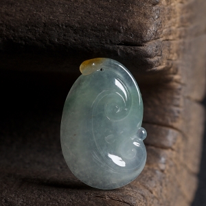 糯冰种飘翠翡翠如意吊坠