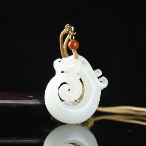 山料和田白玉龙吊坠