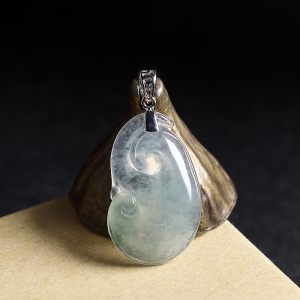 18K冰种飘花翡翠如意吊坠