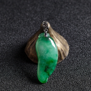 18K糯冰种飘翠翡翠福瓜吊坠