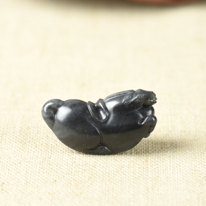 籽料和田墨玉马吊坠