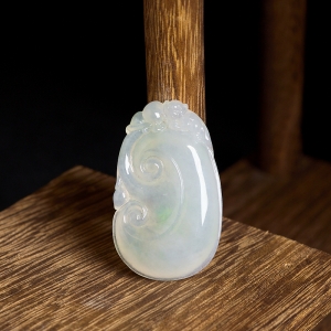 糯冰种飘翠翡翠如意吊坠