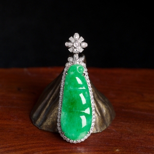 18K糯冰种翠绿翡翠福豆吊坠