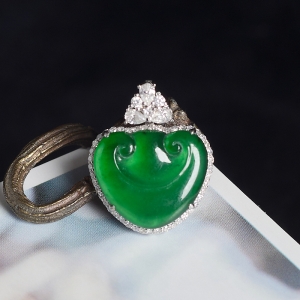 18K冰种翠绿翡翠如意吊坠