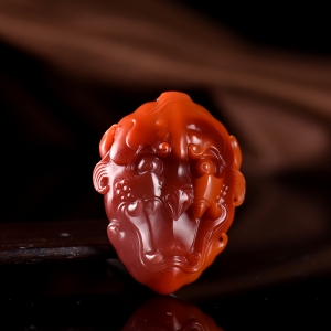 柿子红南红兽面吊坠