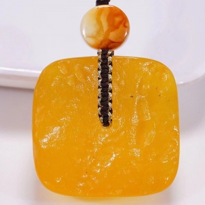 带皮鸡油黄蜜蜡平安扣吊坠