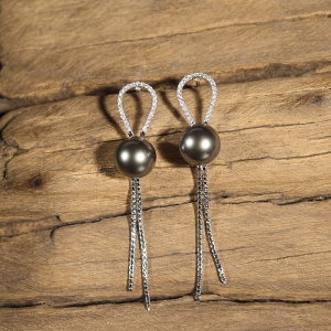 18K海水黑色珍珠耳钉