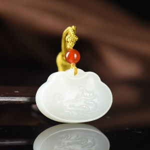 山料和田白玉平安锁吊坠