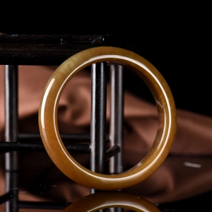 56.5mm山料和田糖玉手镯