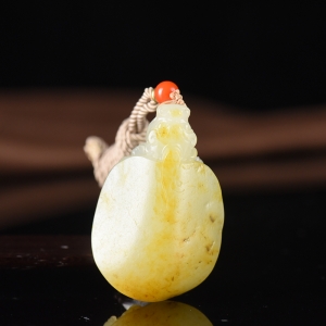 籽料和田白玉龙龟吊坠