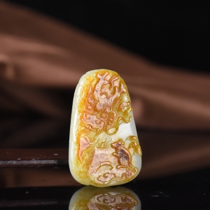 俏色籽料和田玉望子成龙吊坠