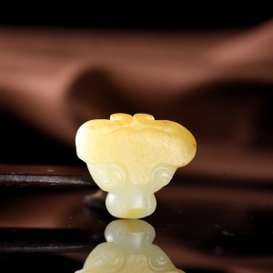 籽料和田白玉牛吊坠