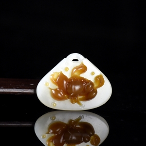 俏色山料和田糖白玉荷花平安锁吊坠