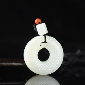 籽料和田白玉双龙戏珠吊坠