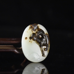 俏色籽料和田白玉马到成功吊坠