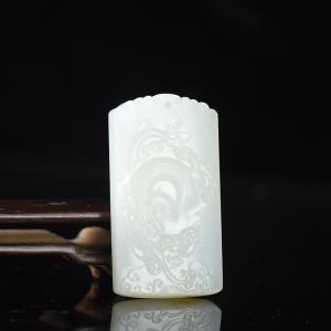 籽料和田白玉龙吊坠