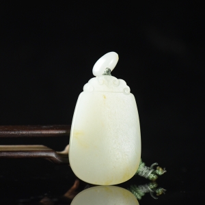 籽料和田白玉无事牌吊坠