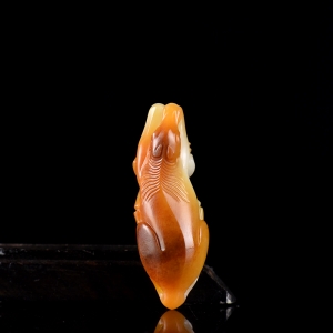 籽料和田玉黄沁马吊坠