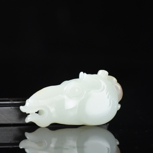 籽料和田白玉马首吊坠