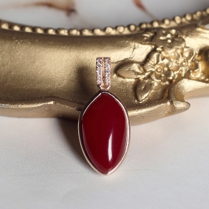 18K阿卡牛血红珊瑚随形吊坠