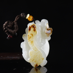 籽料和田白玉螭龙吊坠