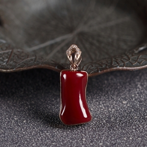 18K阿卡牛血红珊瑚随形吊坠