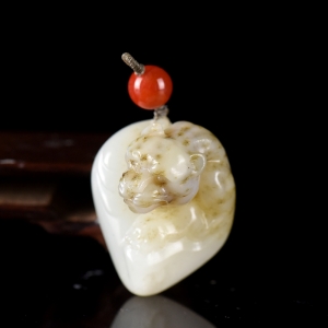 籽料和田玉雪豹吊坠