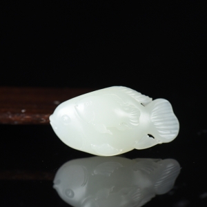 籽料和田白玉鱼吊坠