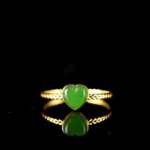 18K山料和田碧玉爱心戒指