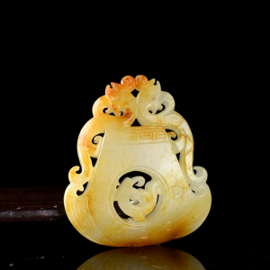 籽料和田白玉府上有龙吊坠