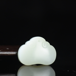 籽料和田白玉锁吊坠