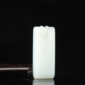 籽料和田白玉无事牌吊坠