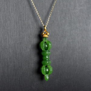 18K山料和田碧玉金刚杵吊坠