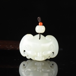 籽料和田白玉守护吊坠