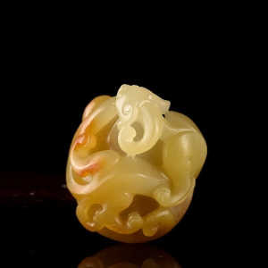 籽料和田玉螭龙吊坠