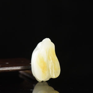 籽料和田白玉兔子吊坠