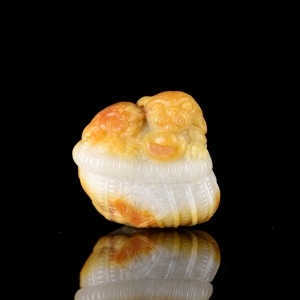 籽料和田玉黄沁舐犊情深吊坠