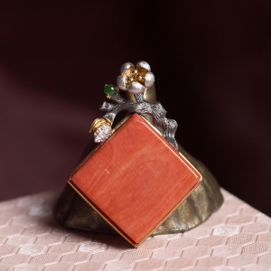 18KMOMO珊瑚方形吊坠