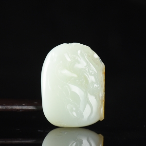 籽料和田白玉龙吊坠