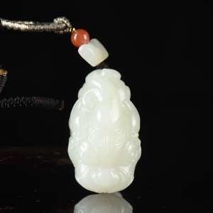 籽料和田白玉兽面吊坠