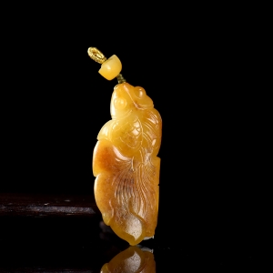 籽料和田玉黄沁金鱼吊坠