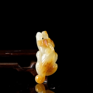 籽料和田玉旺财吊坠