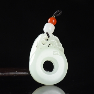 籽料和田白玉龙扣吊坠