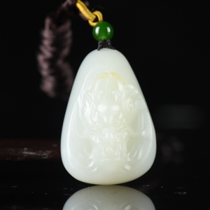 籽料和田白玉龙吊坠