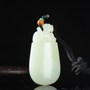 籽料和田白玉府上有龙吊坠