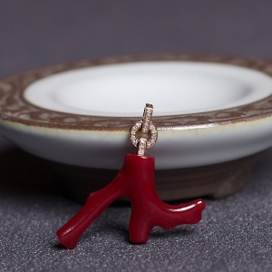 18K阿卡牛血红珊瑚树枝吊坠